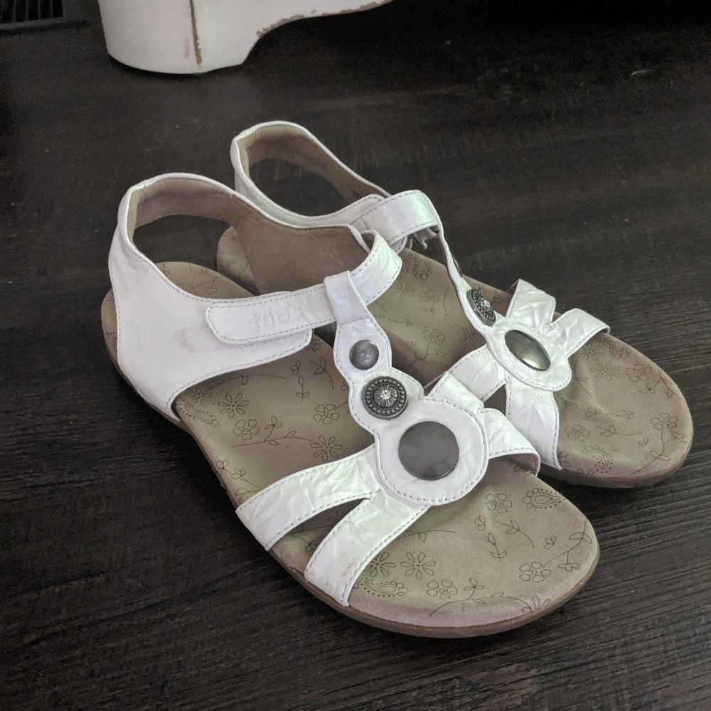 TAOS women's sandals treasure pearl White sz 9 EUC